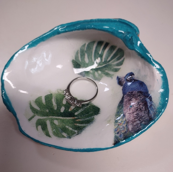 Peacock with palm leaves decoupaged and resin on clam shell - Picture 3 of 3